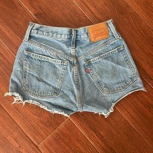 Great condition women’s mid-rise Levi Jean shorts!